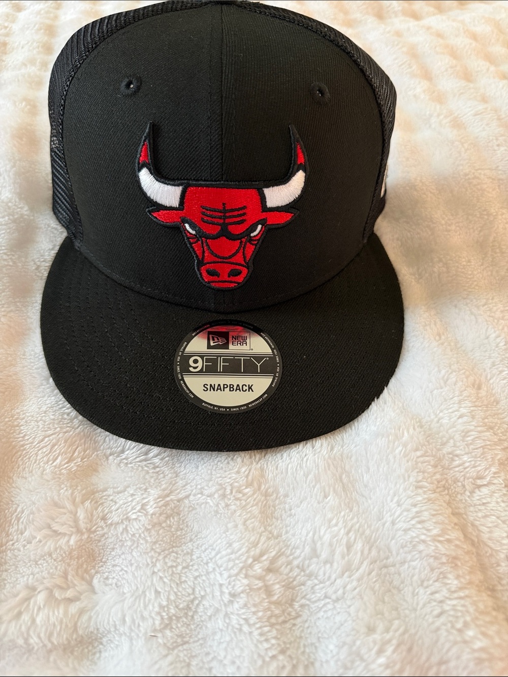 New Era Black Chicago Bulls Red & White Logo Snapback